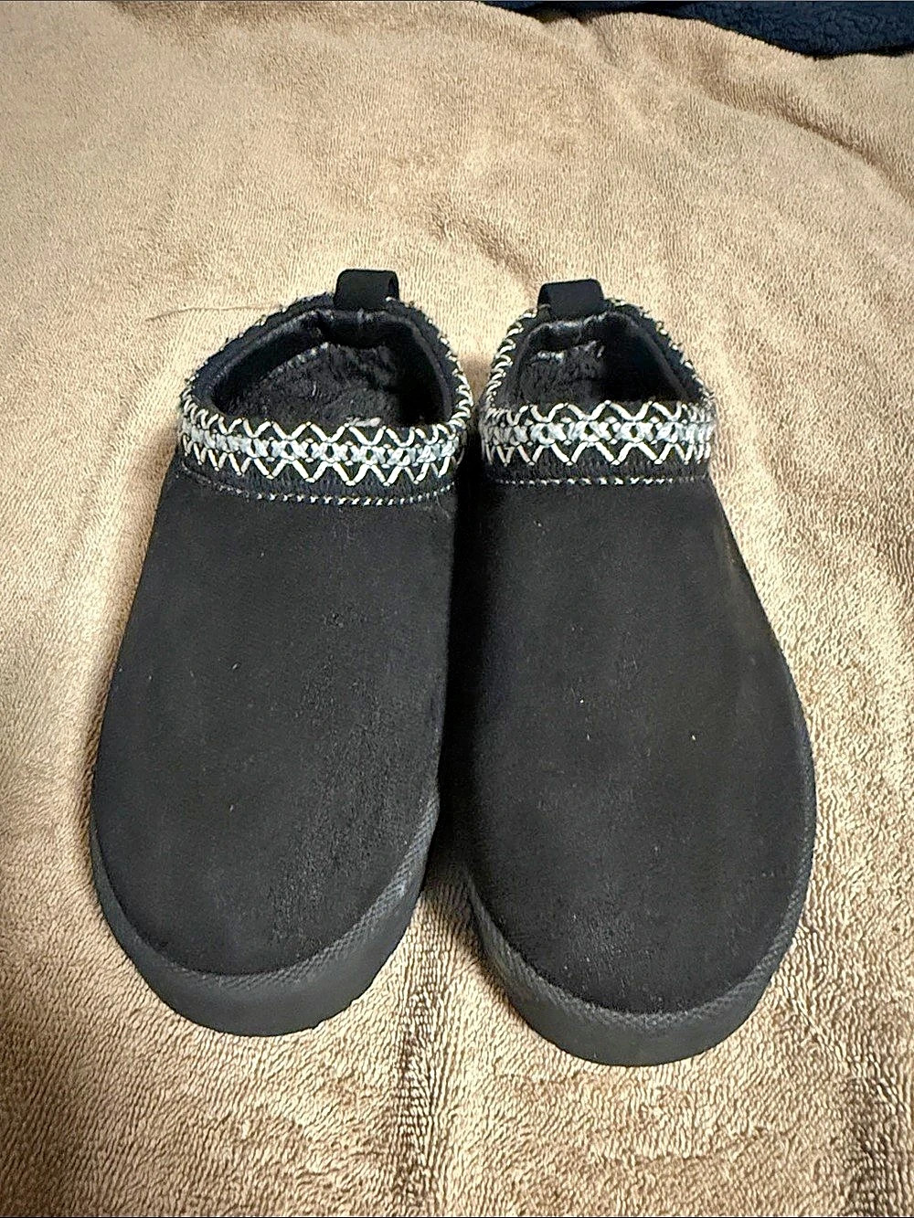 Minnetonka Black Embroidered Slippers Like New - Picture 2 of 3